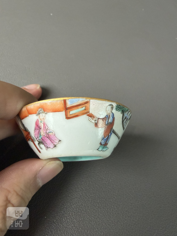 清嘉庆 粉彩西厢记人物图马蹄套杯一组五件 - 图3